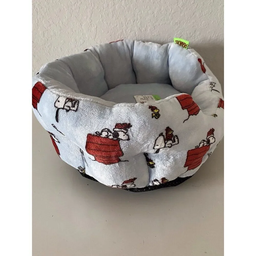 Peanuts Snoopy Small Dog Pet Cozy Cuddler Bed Christmas‎ Doghouse 19 X 15 X 7”
